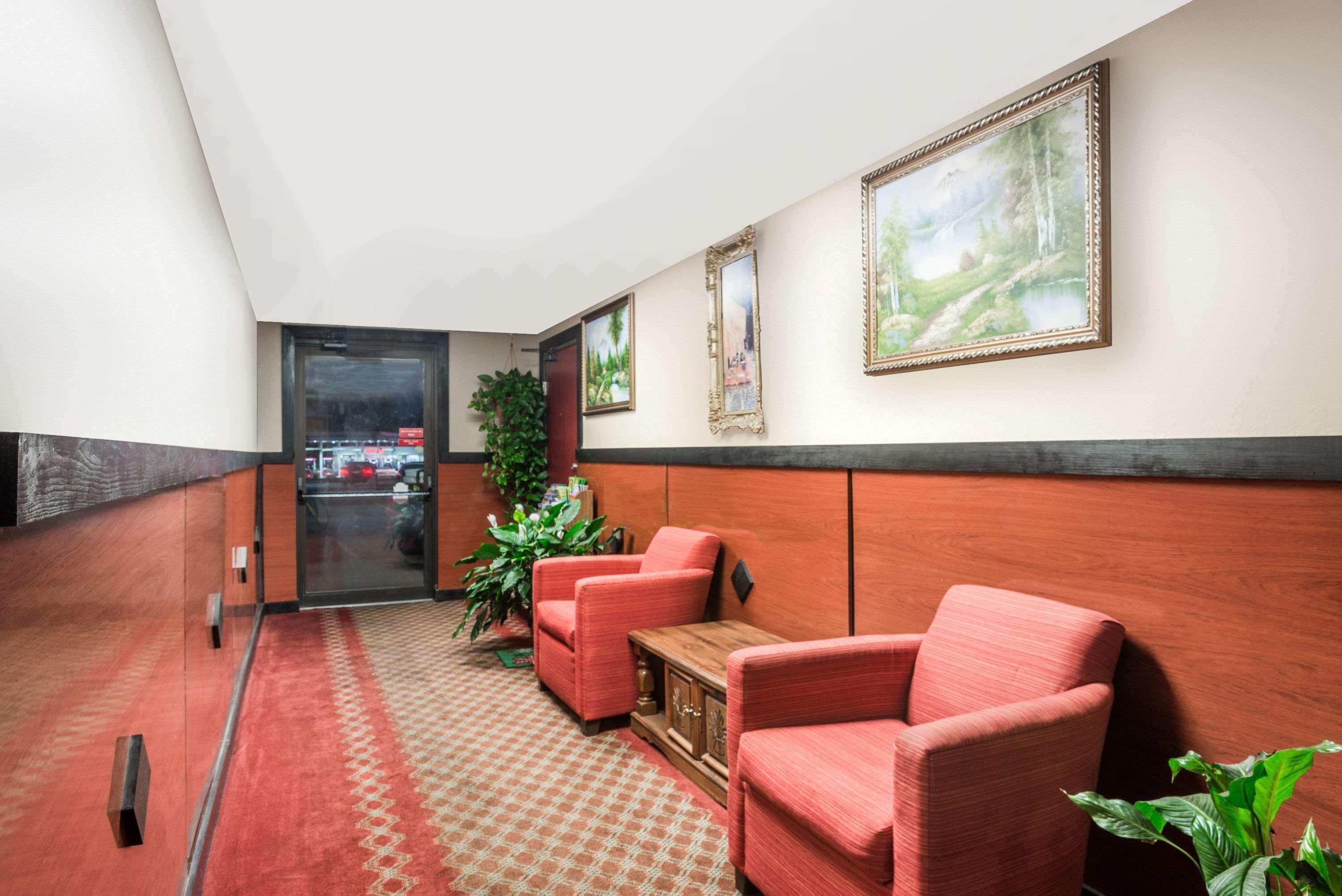 Super 8 By Wyndham Gardner Hotell Eksteriør bilde